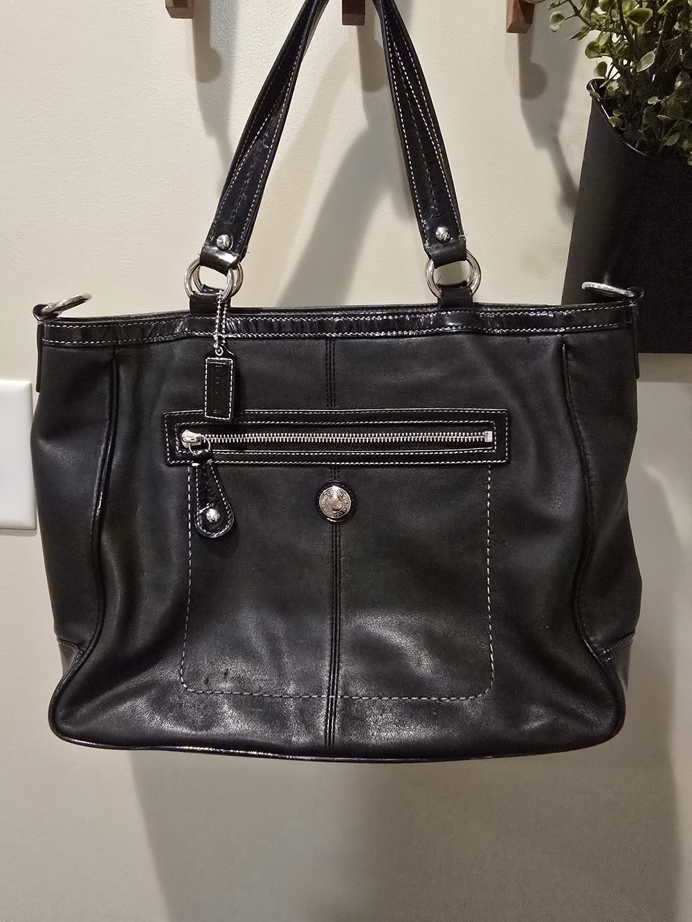 🔥 Coach Black Women's Leather Tote Bag with Front Zip Pocket